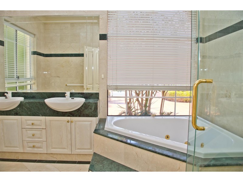 11 Staysail Crescent, Clear Island Waters QLD 4226