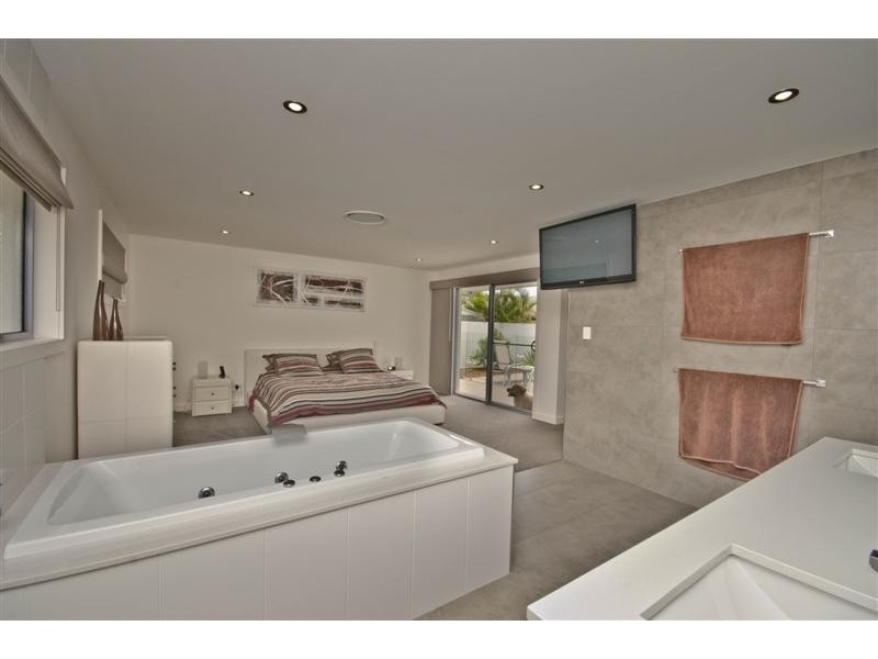 26 Cayman Drive, Clear Island Waters QLD 4226