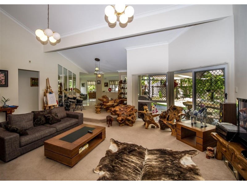 8 Banff Crt, Robina QLD 4226