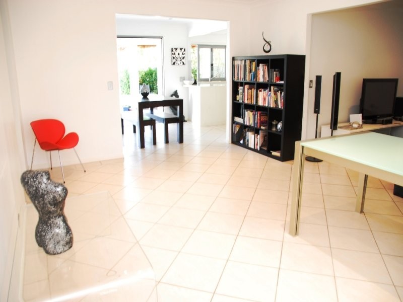 6 Carmel Ct, Broadbeach Waters QLD 4218