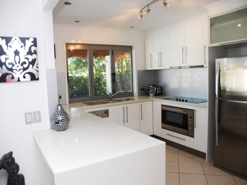 6 Carmel Ct, Broadbeach Waters QLD 4218