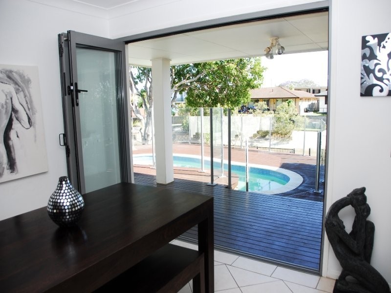 6 Carmel Ct, Broadbeach Waters QLD 4218
