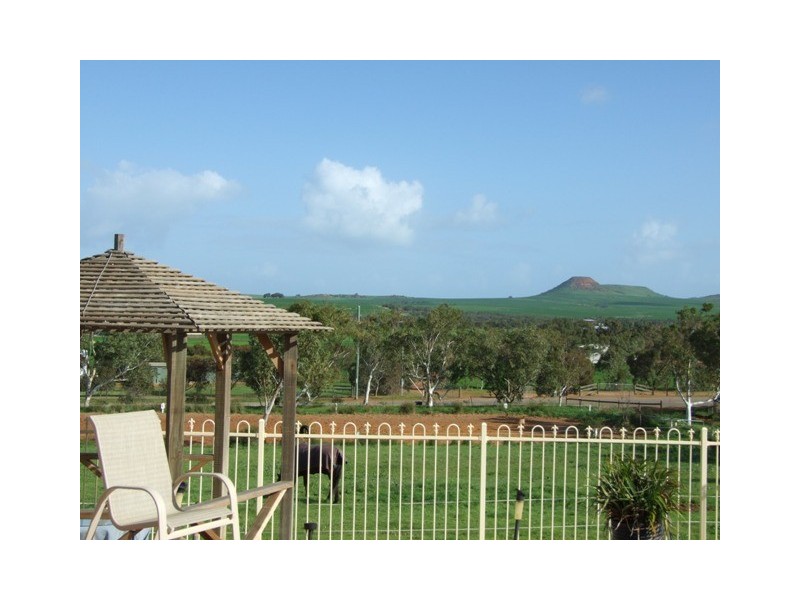 214 Giles Road, Moonyoonooka WA 6532