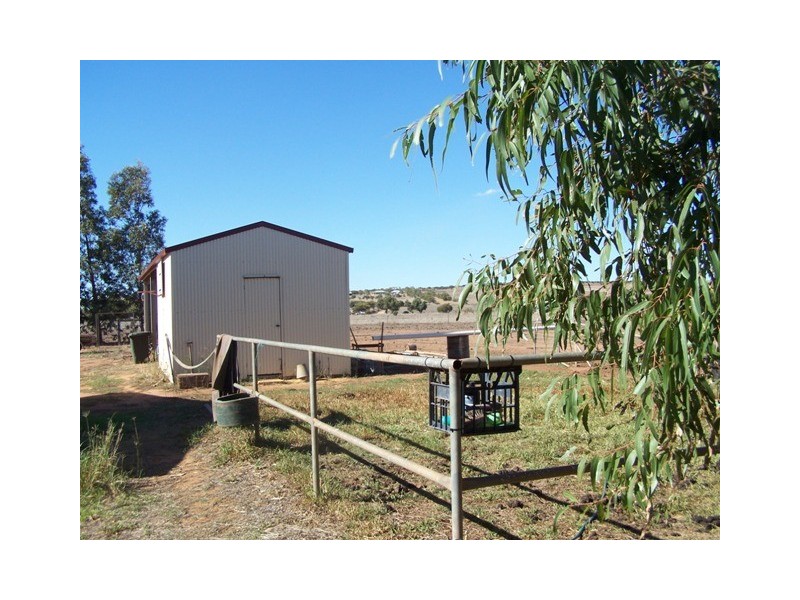 5 Hill River Way, Moonyoonooka WA 6532