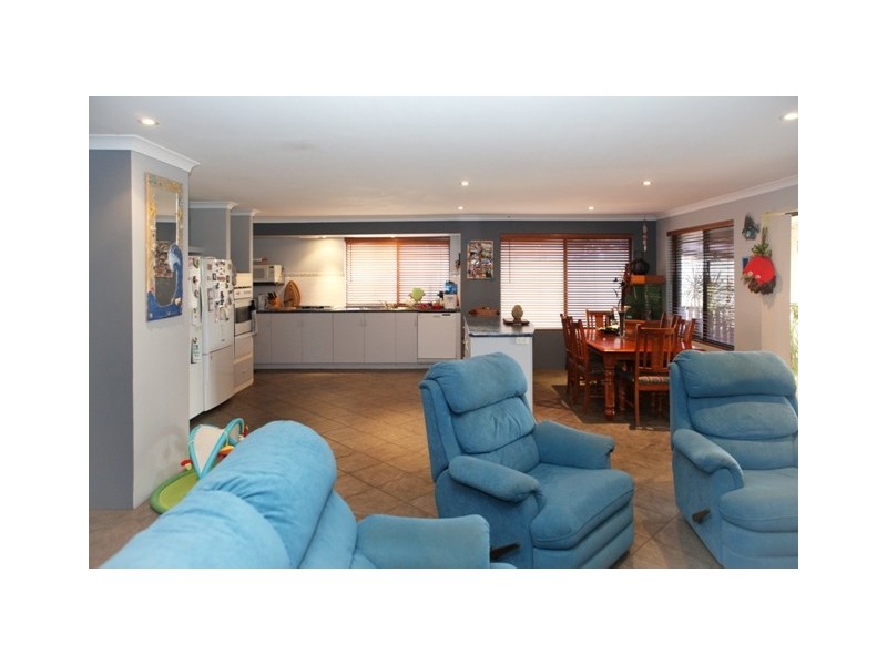 11 WATERFRONT CIRCLE, Drummond Cove WA 6532