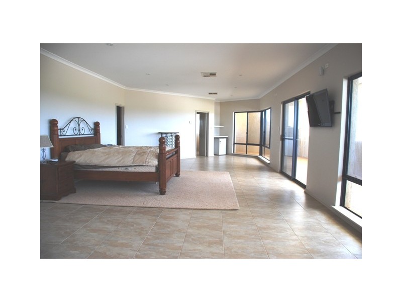 877 McCartney Road, Walkaway WA 6528