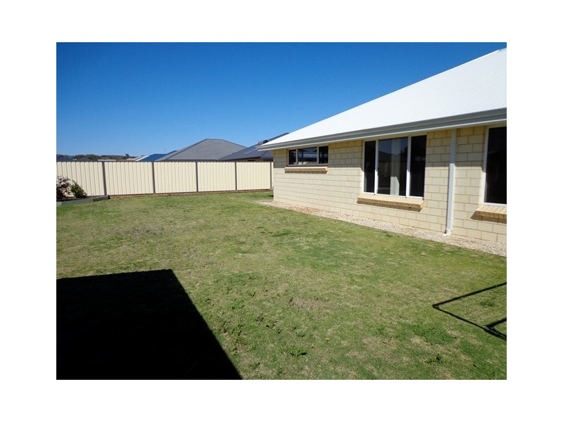 3 Topsail St, Drummond Cove WA 6532