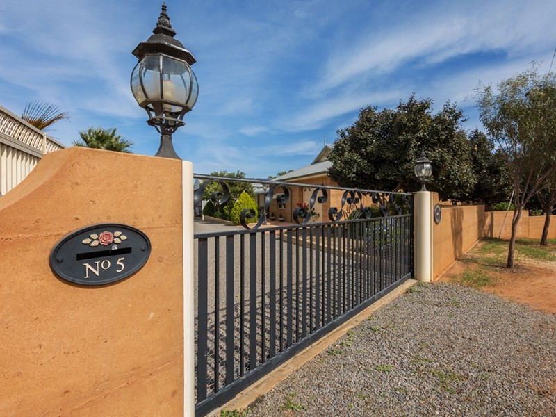 5 Eastough Street, Nanson WA 6532