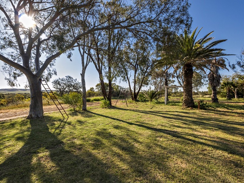 396 Giles Road, Moonyoonooka WA 6532