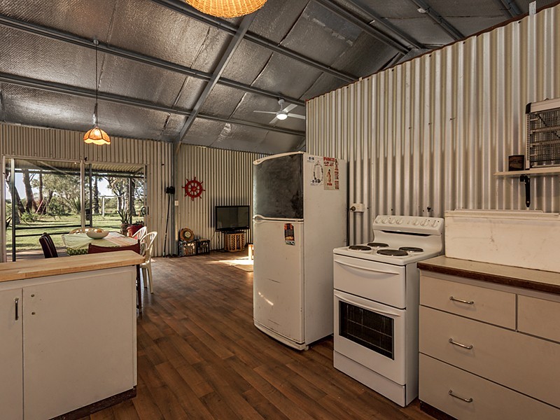 396 Giles Road, Moonyoonooka WA 6532