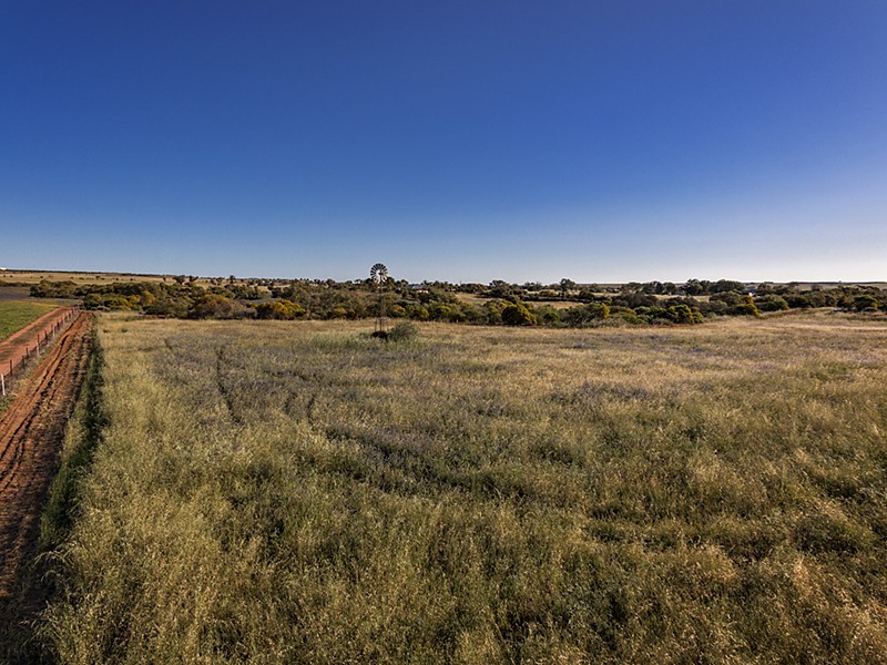 396 Giles Road, Moonyoonooka WA 6532