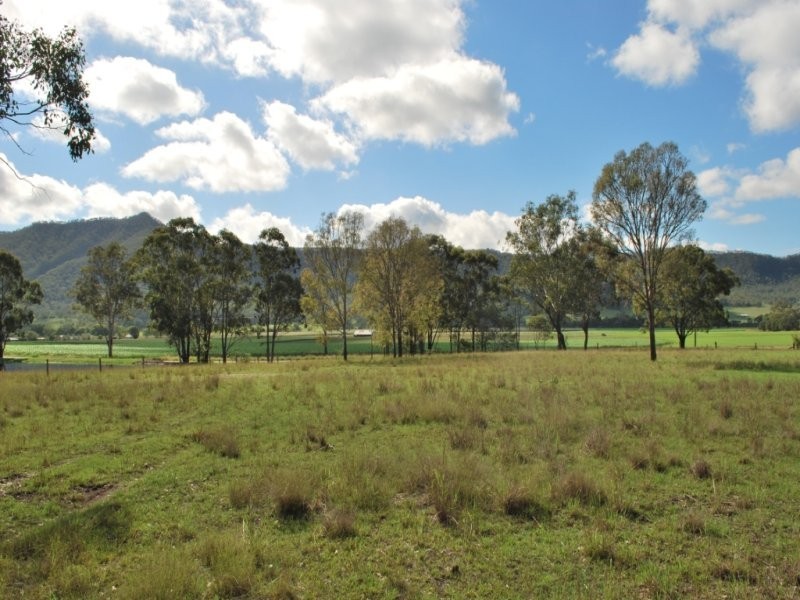 8 Dippel Road, Thornton QLD 4341