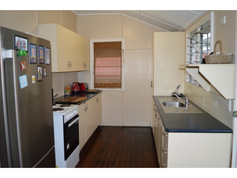 16 Railway St, Forest Hill QLD 4342
