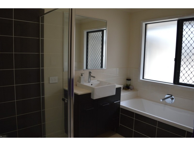 135 Lakes Dr, Laidley Heights QLD 4341