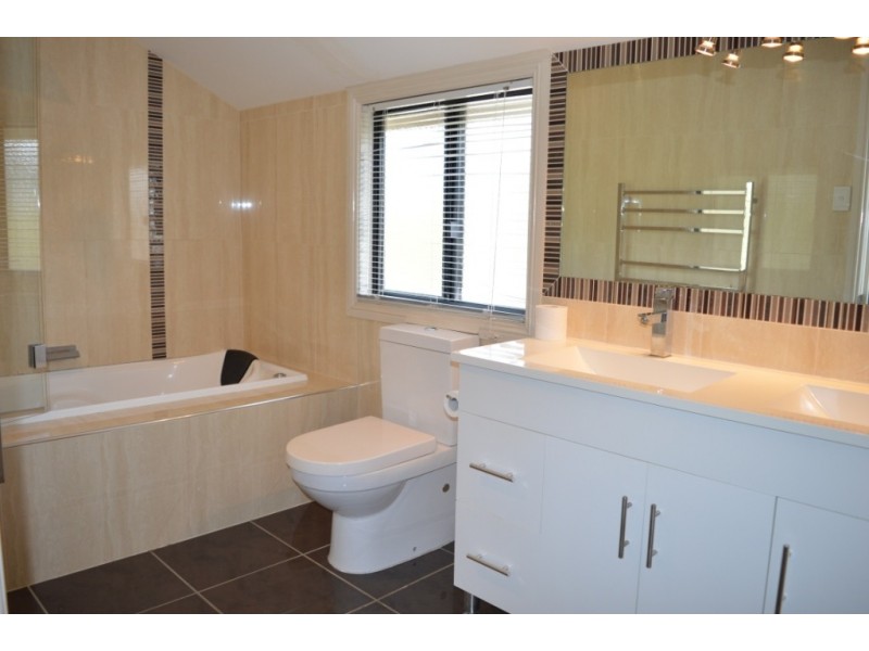 6 Point Piper Close, Laidley Heights QLD 4341