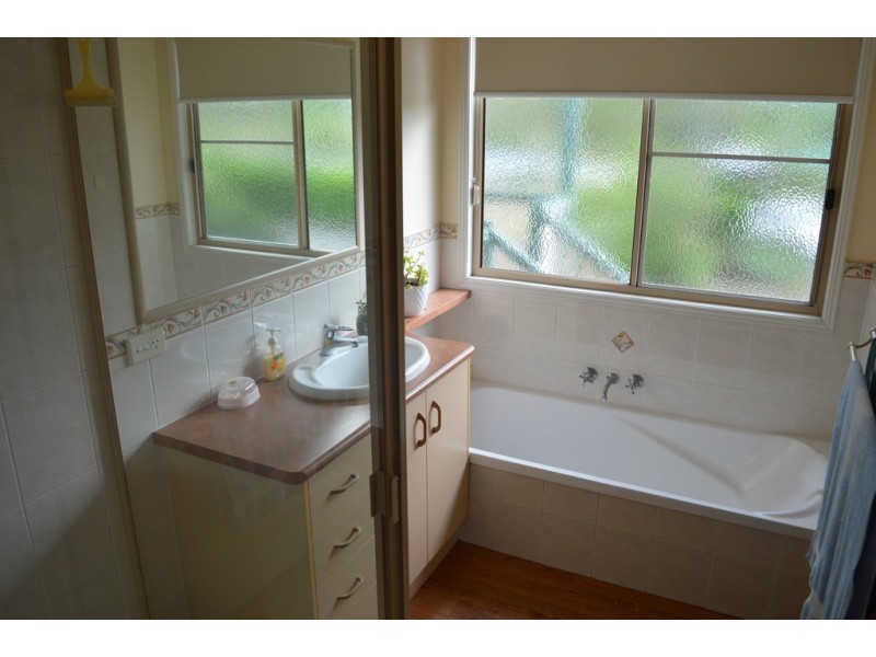 100 Lakes Drive, Laidley Heights QLD 4341