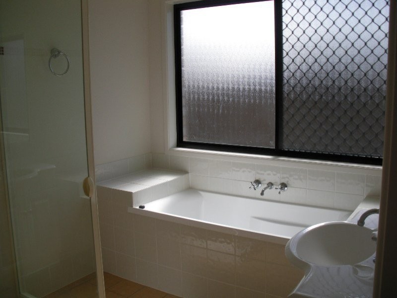 24 Wattle Cr, Raceview QLD 4305