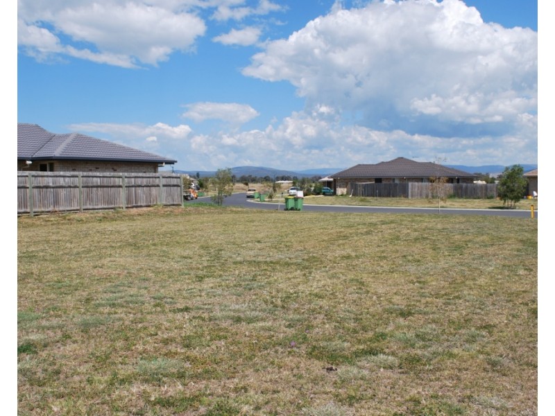 2 Lawson Cres, Laidley North QLD 4341