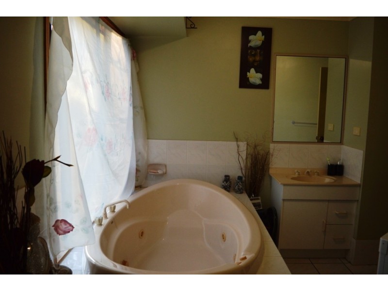 2 Australia II Drive, Kensington Grove QLD 4341