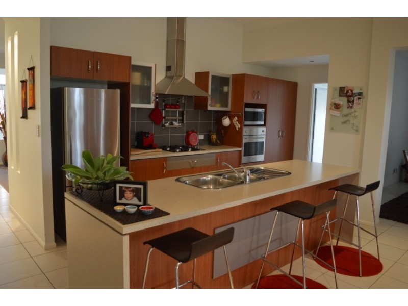 2 Baker Finch Place, Kensington Grove QLD 4341