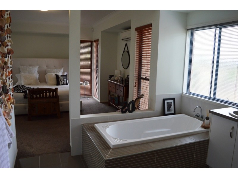 2 Baker Finch Place, Kensington Grove QLD 4341