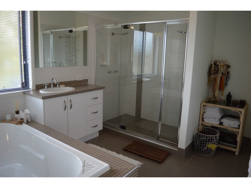 2 Baker Finch Place, Kensington Grove QLD 4341