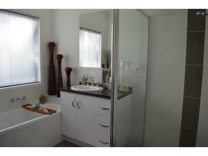 2 Baker Finch Place, Kensington Grove QLD 4341