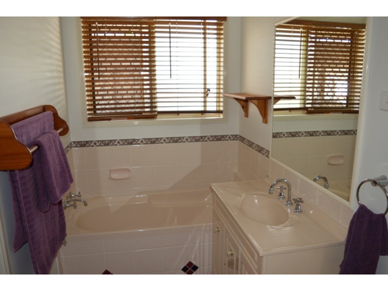 7 Natalie Court, Regency Downs QLD 4341