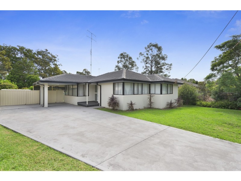 9 WENTWORTH DRIVE, Camden South NSW 2570