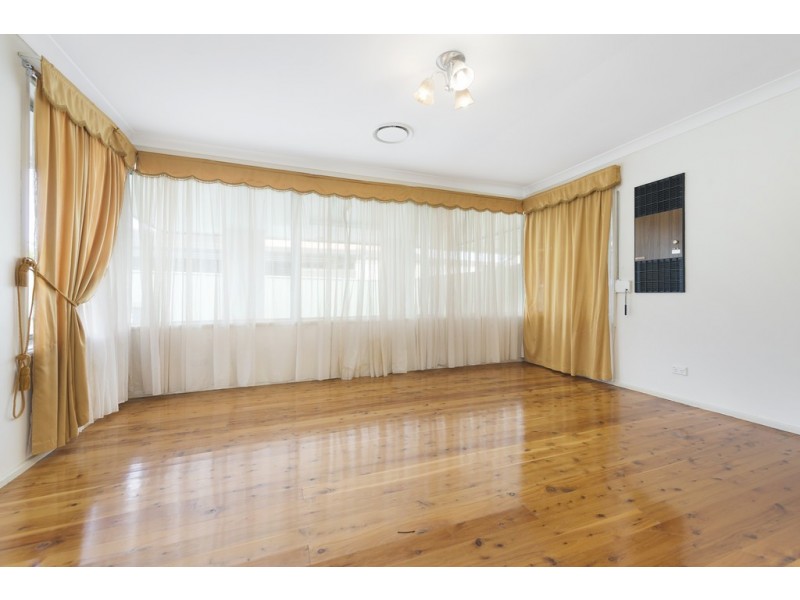 9 WENTWORTH DRIVE, Camden South NSW 2570