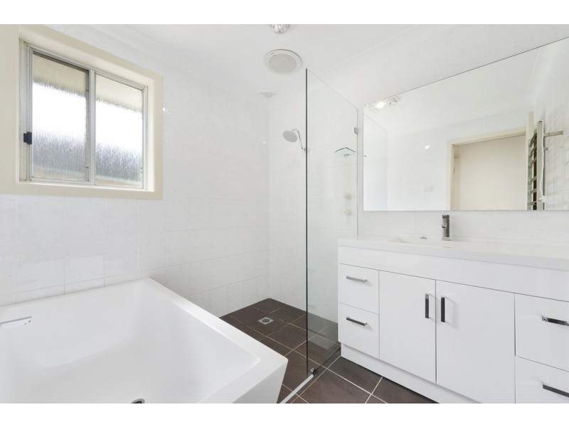 9 WENTWORTH DRIVE, Camden South NSW 2570