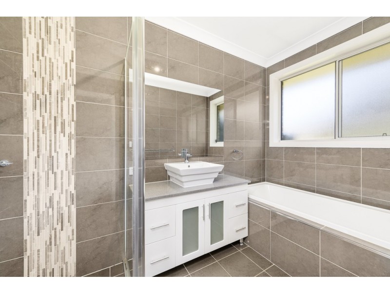 1 DENGATE CLOSE, Elderslie NSW 2570