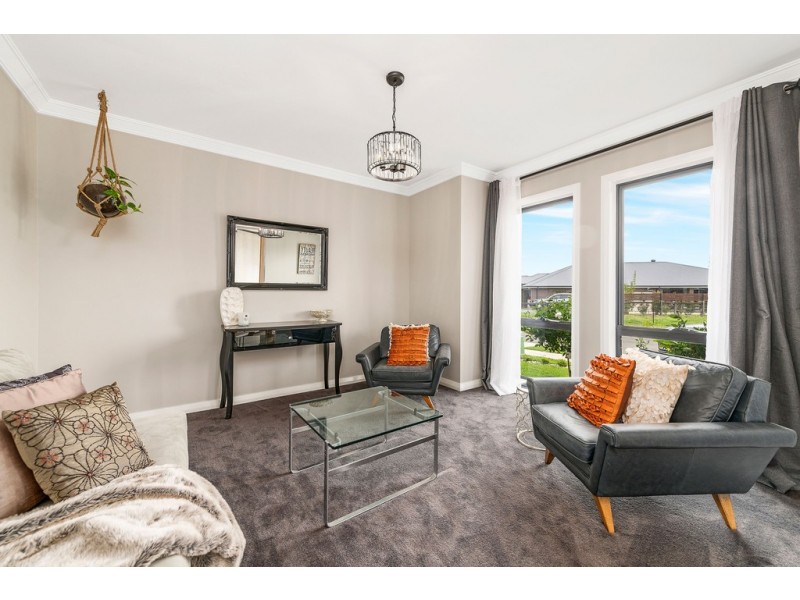 11 Caesia Way, Mount Annan NSW 2567