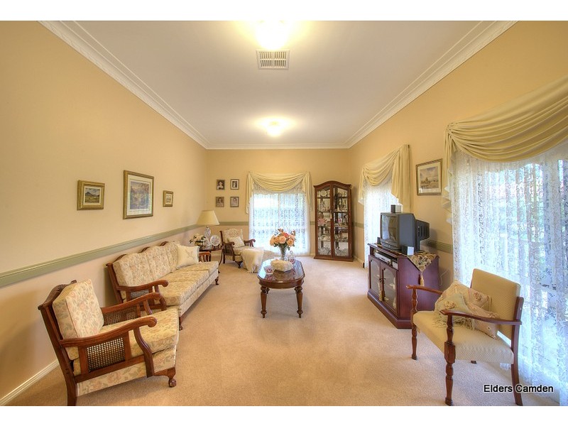10 William Dowle Place, Grasmere NSW 2570