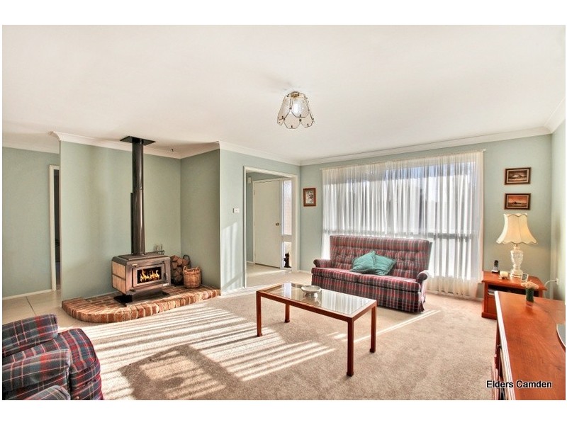 9 Devitt Crescent, The Oaks NSW 2570