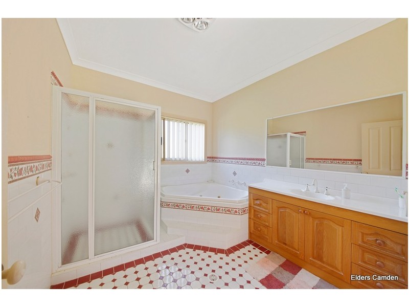 44 Benwerrin Crescent, Grasmere NSW 2570