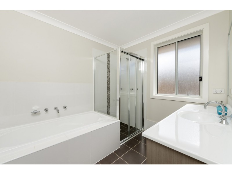 60 Hampshire Boulevard, Spring Farm NSW 2570