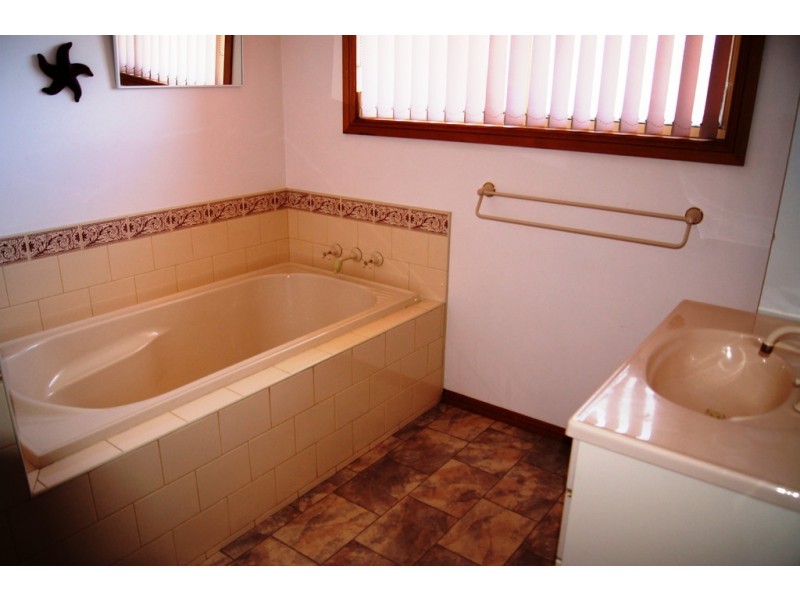 2 Heather Crescent, Park Grove TAS 7320