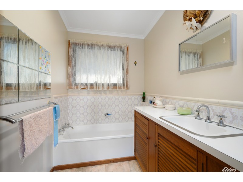 11 Lyons Street, Somerset TAS 7322