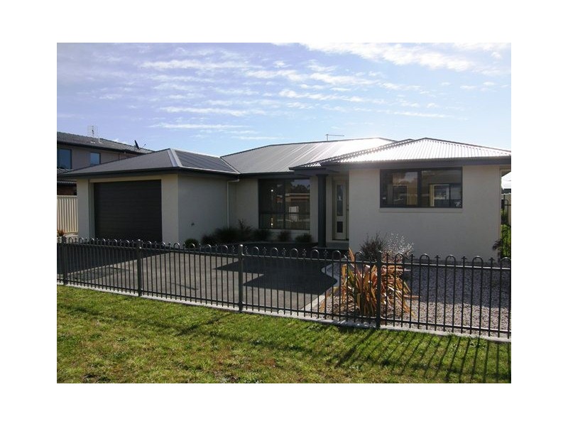 Unit 1 / 16 York Street, Wynyard TAS 7325