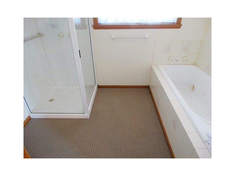 2/17 Uplands Place, Park Grove TAS 7320