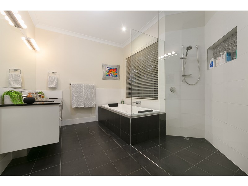 49 Ruth Miller Cl, Fig Tree Pocket QLD 4069