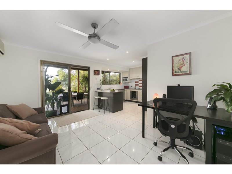 10 Stralock St, Chapel Hill QLD 4069