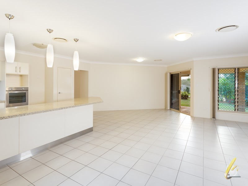 8 Fryer Close, Bellbowrie QLD 4070