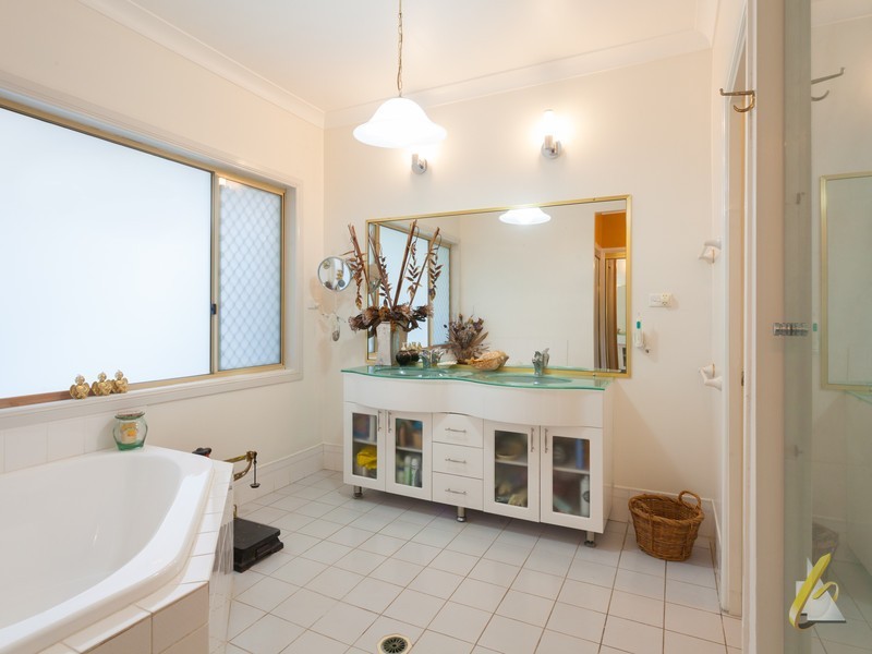 72 Riversleigh Road, Bellbowrie QLD 4070