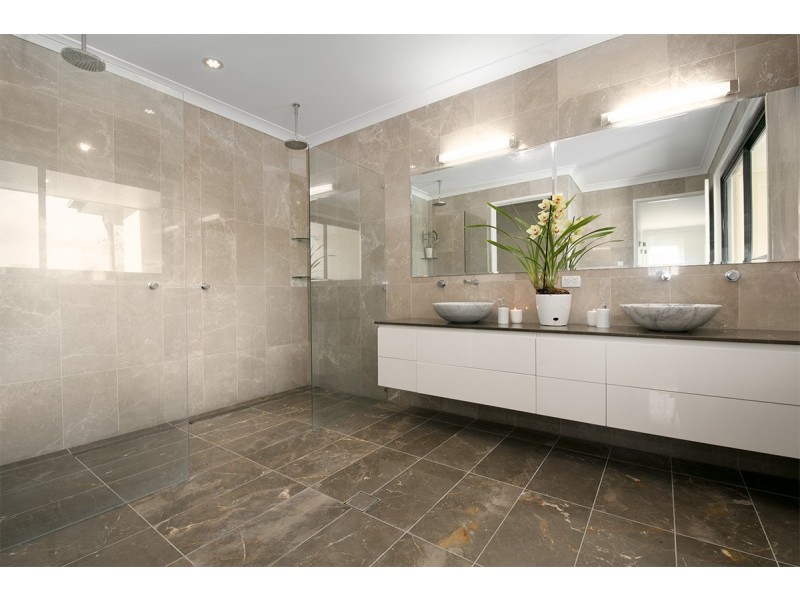 46 Scenic Rd, Kenmore QLD 4069