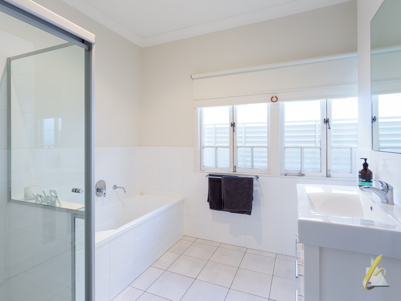 129 Graceville Avenue, Graceville QLD 4075