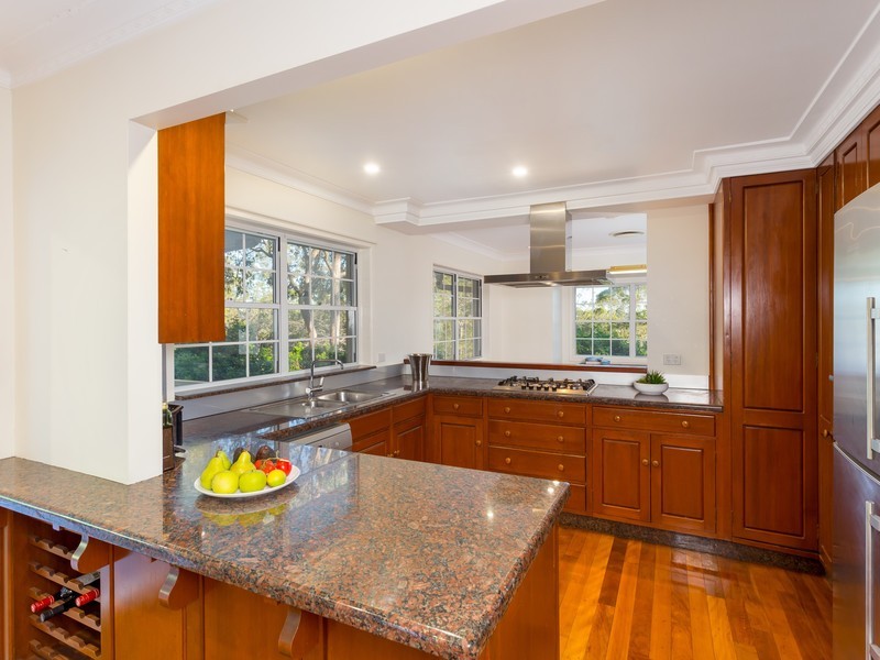 1 Rustic St, Kenmore Hills QLD 4069