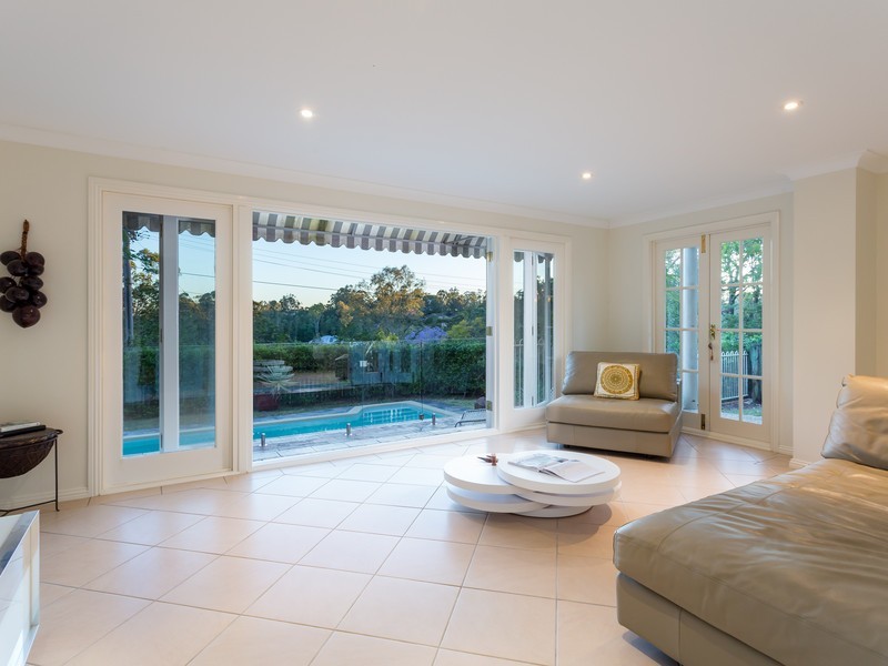 1 Rustic St, Kenmore Hills QLD 4069