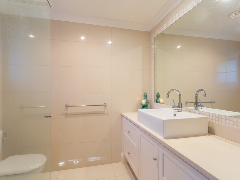 1 Rustic St, Kenmore Hills QLD 4069